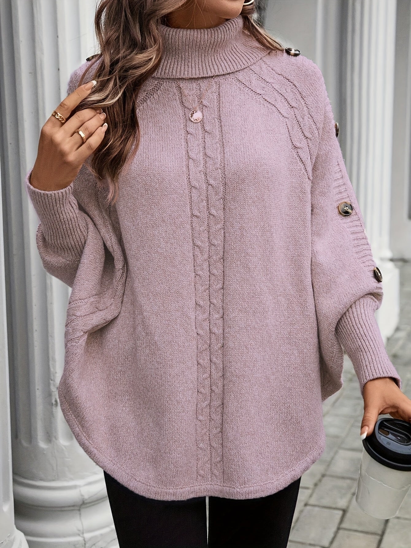 Pull élégant à col montant asymétrique pour femme - Manches chauve-souris décorées de boutons, texture de câble, rose clair, parfait pour les déplacements et les achats en automne/hiver, pull d'hiver